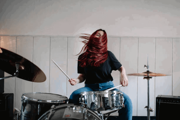 batteur féminin sur la répétition - musicien photos et images de collection