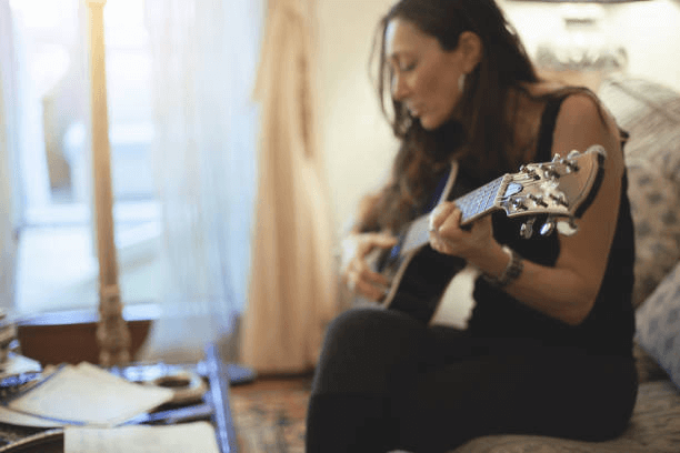 woman playing guitar - musicien photos et images de collection