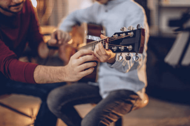 première classe de guitare - musicien photos et images de collection