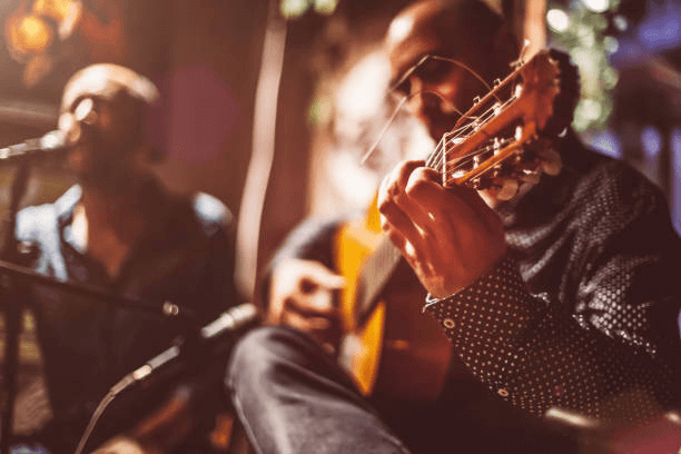 musiciens sur une scène - musicien photos et images de collection