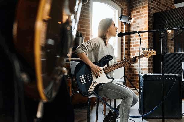 female singer playing guitar and performing a song - musicien photos et images de collection