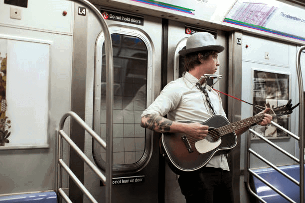 street musician playing guitar in subway train - musicien photos et images de collection