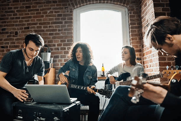 band composing a new song in a studio - musicien photos et images de collection