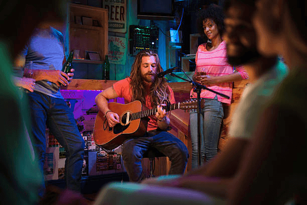 la chanteuse et compositrice jouant dans un bar local - musicien photos et images de collection