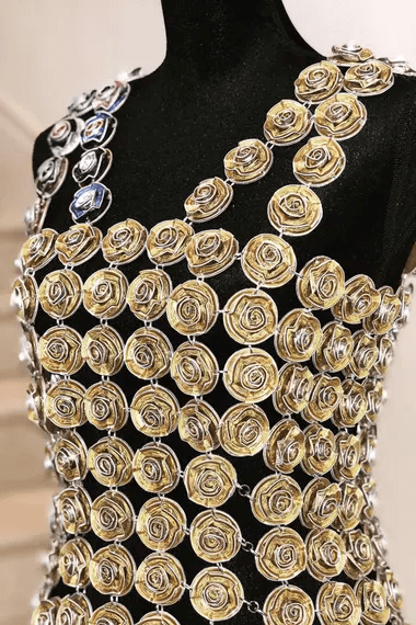 Detalle del vestido confeccionado con cápsulas recicladas