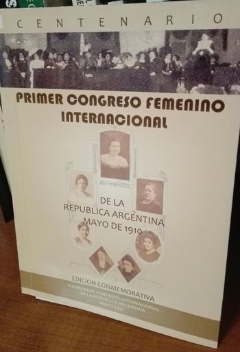 La imagen puede contener: 4 personas, texto que dice "CENTEN E TENARIO PRIMER CONGRESO FEMENINO INTERNACIONAL REPUBLICA DE LA MAYO ARGENTINA DE 1910 "CON EDICION CONMEMORATIVA MAYO 2010"