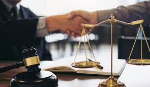 La relación entre el abogado interno y externo: una sinergia perfecta | UNIR
