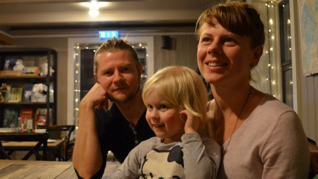 Томаш и Изабела решили растить свою дочь Нелию Еву в Исландии