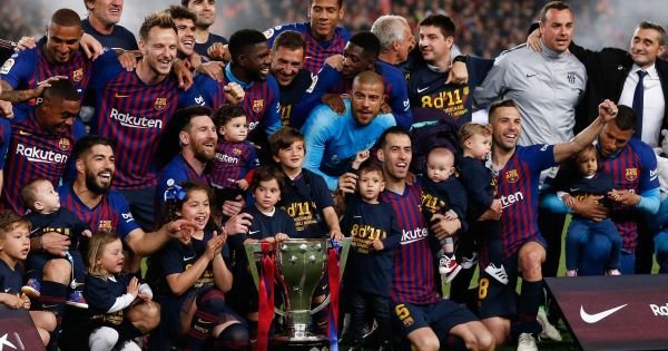 Barca ăn mừng chiến thắng La Liga