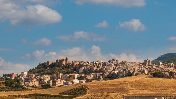 Casas à venda, abandonadas há mais de 15 anos, tornaram-se patrimônio municipal (Shutterstock.com)