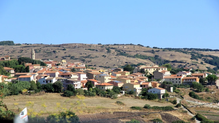 É uma cidade italiana na província de Sassari, região da Sardenha, com uma vista espetacular do Mediterrâneo (Wikipedia)