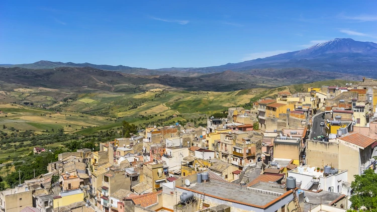 Localizado no sopé do vulcão Etna, ele procura revitalizar seu bairro mais antigo.  É uma das cidades com mais habitantes: cerca de 7 mil (Shutterstock)