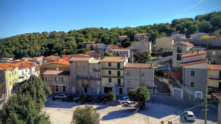 A maioria de suas casas é construída em pedras e com telhados (Comune di Ollolai)