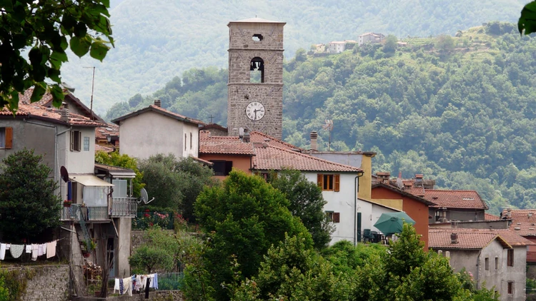 É uma cidade italiana na província de Lucca, região da Toscana, com menos de 800 habitantes (Wikipedia)