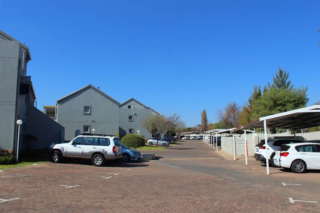 2 Bed Apartment in Sunninghill photo number 4