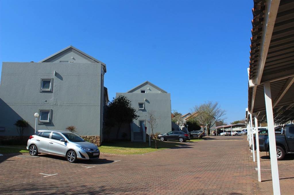 2 Bed Apartment in Sunninghill photo number 5