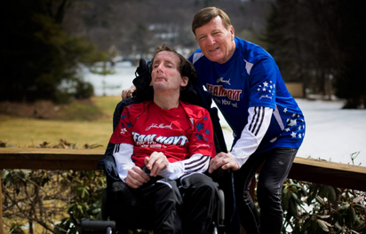 Rick y Dick Hoyt, por el embalse de Hamilton detrás de su casa en Holanda, Mass. Foto: Jesse Costa/WBUR.