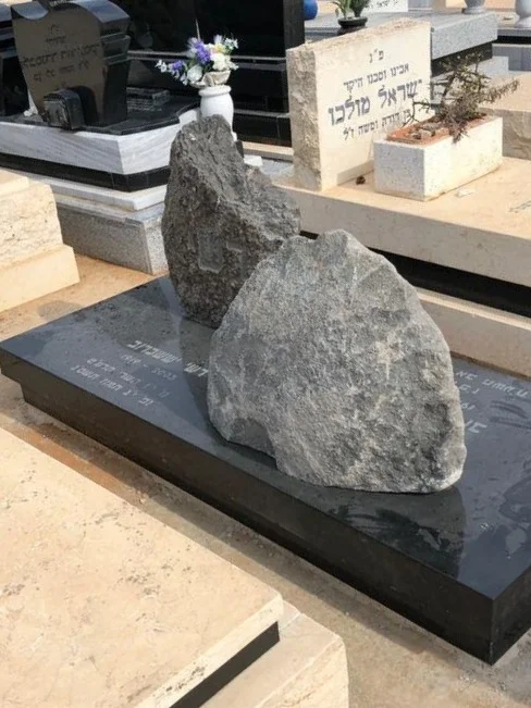 מצבות משולבות אבנים מבזלת