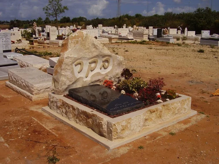 מצבות משולבות סלעים ולוח גרניט שחור
