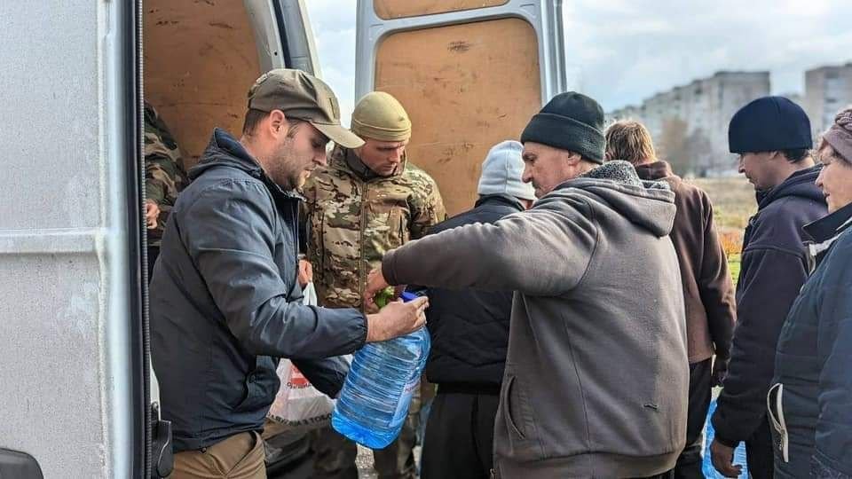 distribution de vivres par notre volontaire français dans un village liberé en Ukraine (novembre 2022)
