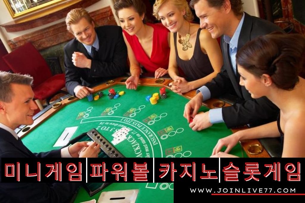 Blackjack dealer explaining the rules of blackjack game to the VIP players.