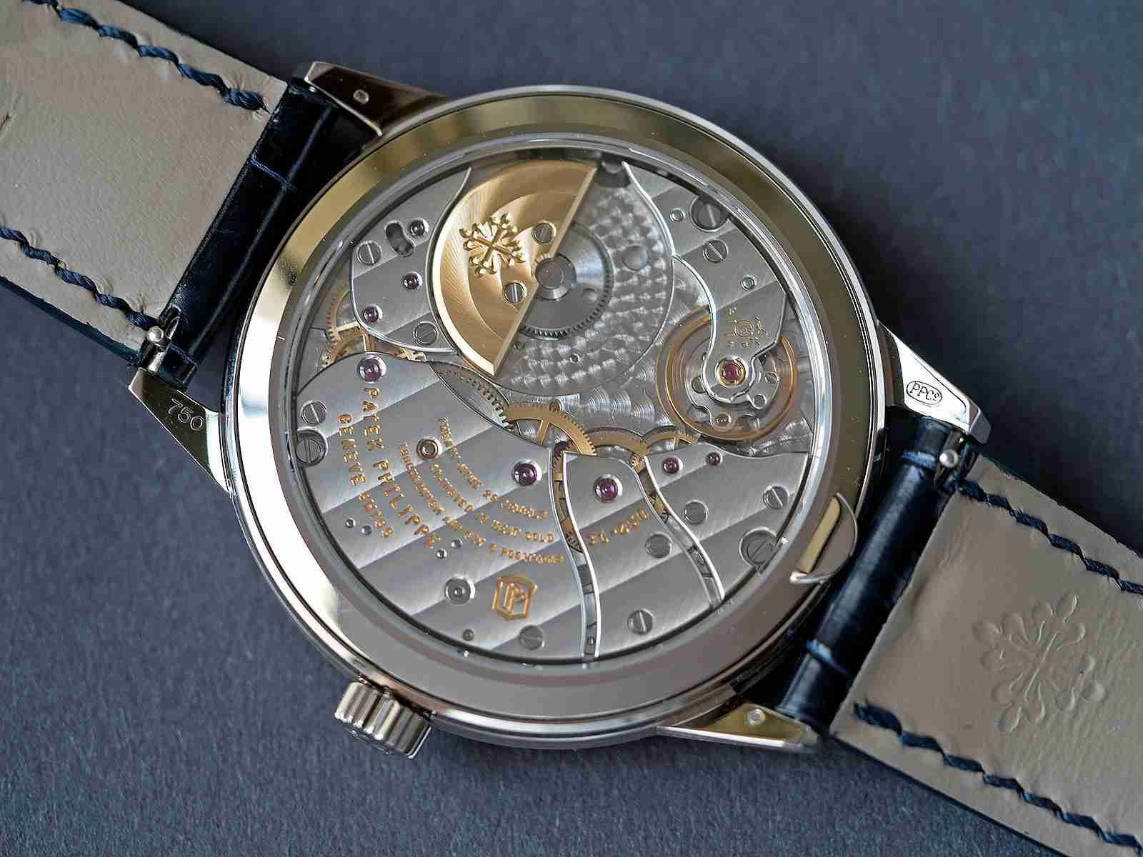 Le Meilleur Réplique Montre Patek Philippe Complications Calendrier Annuel Blanc Or Ref. 5235G-001