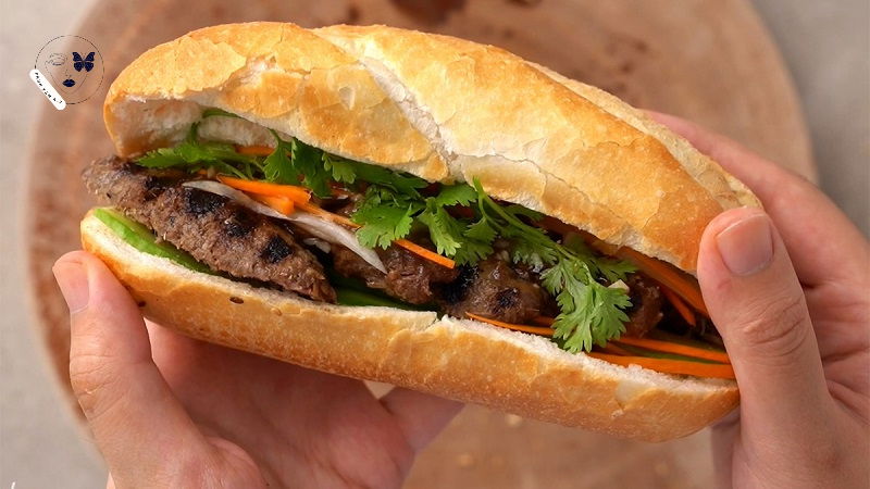 Nên kiêng bánh mì sau xăm môi