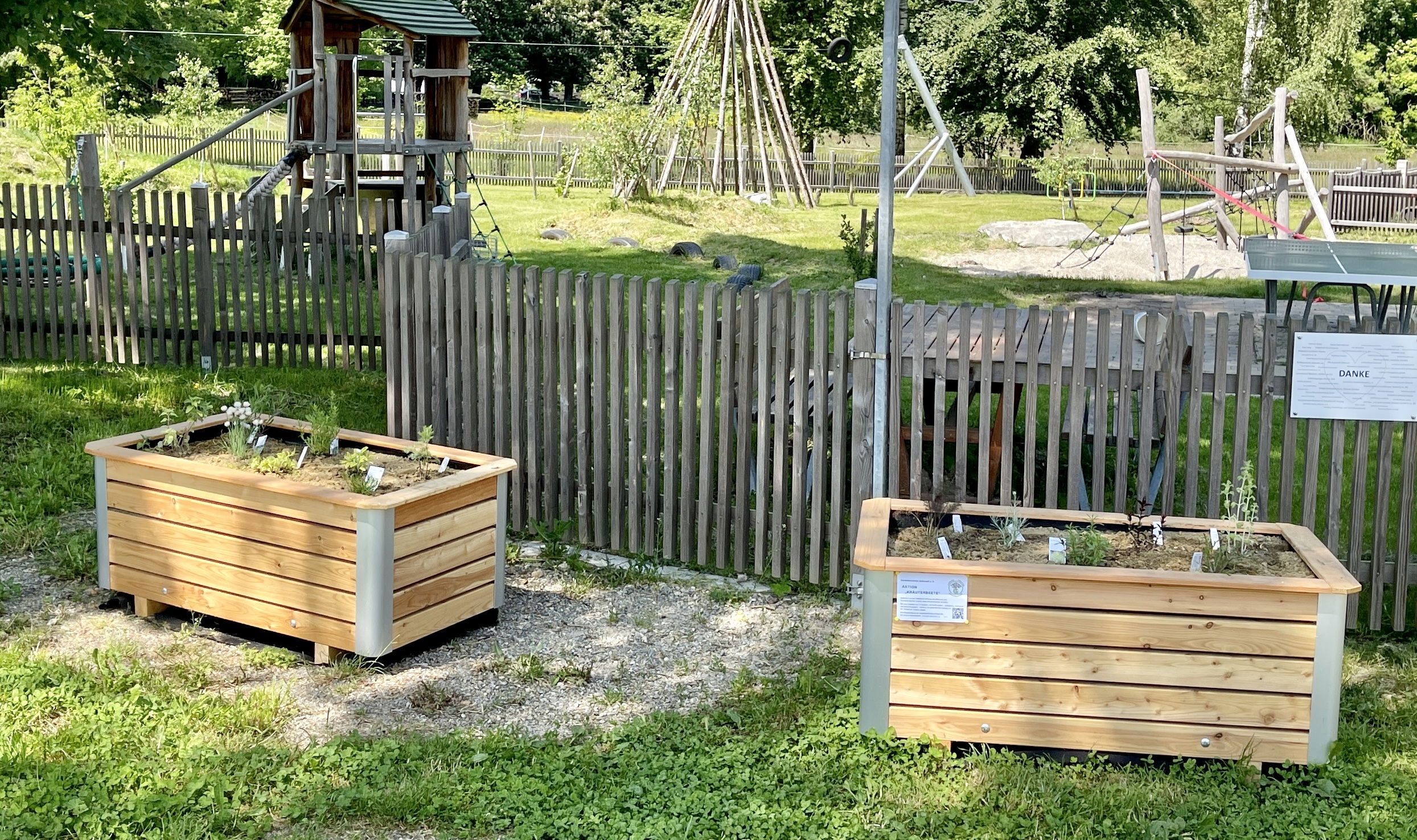 Kräuterbeete vor dem Spielplatz