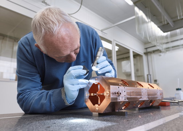 Un accélérateur de particules minuscule bat un record d'énergie