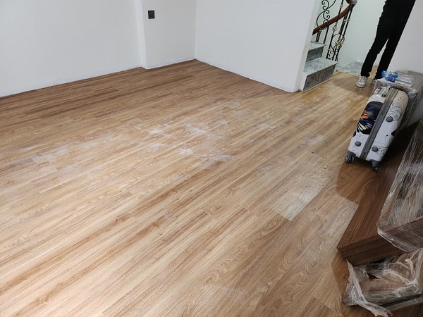 Sàn nhựa dán keo cho chung cư mini có chi phí vừa phải
