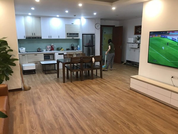 Sử dụng sàn nhựa hèm khóa dễ dàng trong việc tháo lắp và với kết cấu liên kết chắc chắn mang lại độ bền vượt trội cho sàn nhà của bạn
