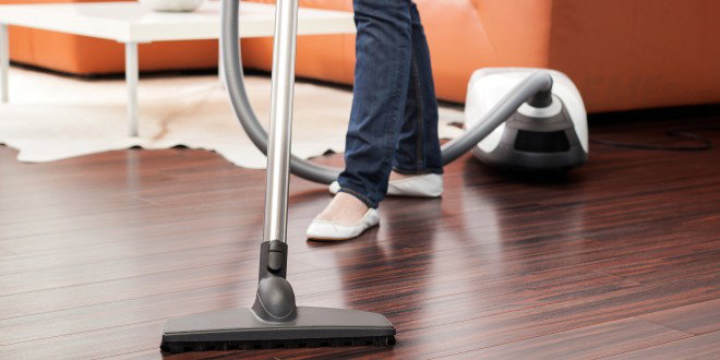 Máy hút bụi và lau nhám sàn nhựa giả gỗ