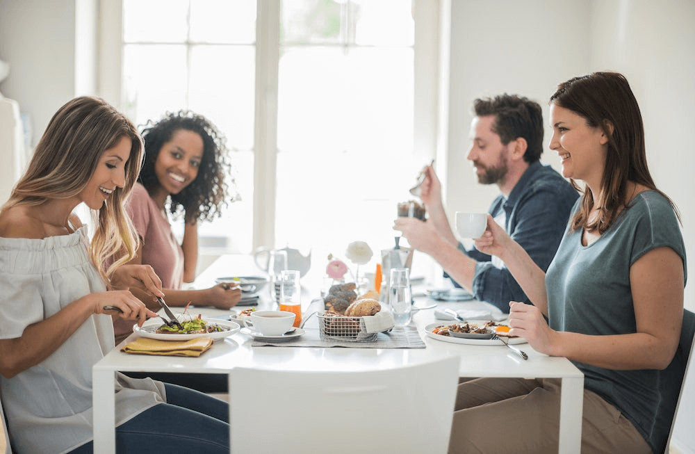 un grupo de amigos comiendo juntos